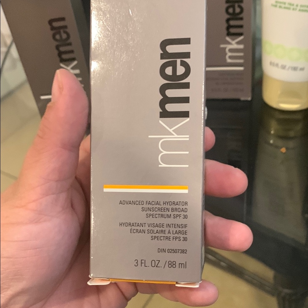 Mary Kay MKMen Skincare Set - Black and Gray - Picture 5 of 13